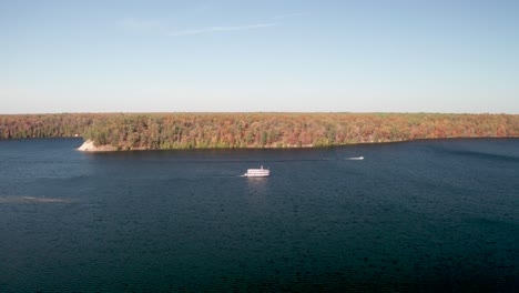 Au-Sable-River-Queen-Boat-En-El-Río-Au-Sable-En-Michigan-Con-Video-De-Drones-Avanzando-Plano-General