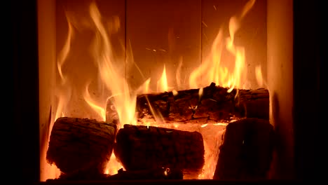 Nahaufnahme-Des-Heimkamins,-Feuerflamme,-Die-Holzheizungshaus-Brennt