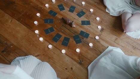 Einrichtung-Mit-Teelichtkerzen-Und-Karten-Für-Eine-Spirituelle-Zeremonie,-Ein-Mystisches-Und-Esoterisches-Konzept