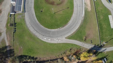 Circuito-De-Carreras-De-Autos-De-Pista-Pequeña-De-Whittemore-En-Whittmore,-Michigan-Con-Video-De-Drones-Por-Encima