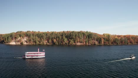 Au-Sable-River-Queen-Boot-Auf-Dem-Au-Sable-Fluss-In-Michigan-Mit-Drohnenvideo-Stallaufnahme