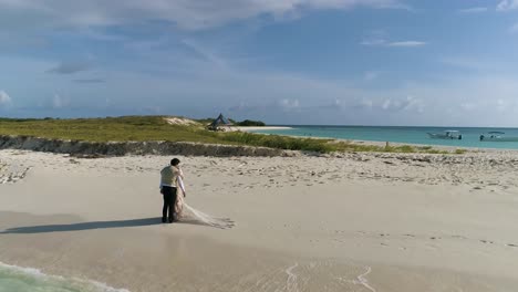 Frisch-Verheiratetes-Paar-Mann-Und-Frau-Umarmen-Sich-Am-Weißen-Sandstrand,-Luftaufnahme-Der-Paradiesischen-Insel