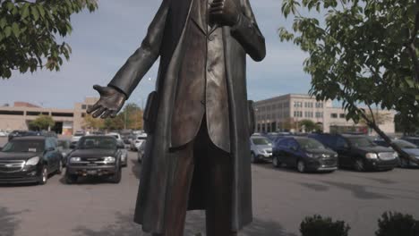 Estatua-Del-Pionero-Del-Automóvil-William-Durant-En-Pedernal,-Michigan-Con-Video-Cardán-Inclinándose-Hacia-Arriba