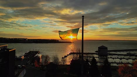Ukraine-Flagge-In-Zeitlupe-Während-Eines-Sonnenaufgangs-Auf-Einem-Fahnenmast