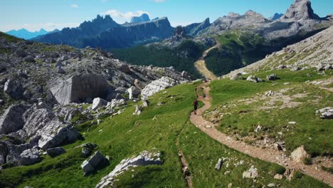 Tiro-De-Seguimiento-De-Trail-Runner-Recorre-El-Paisaje-De-Cortina-Dolomitas,-Italia