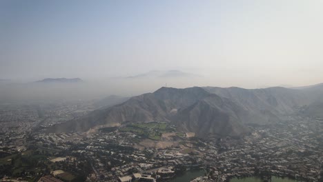 Eine-Drohnenaufnahme-Der-Berge-Und-Nebligen-Hügel-In-Lima-Peru