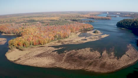 Au-Sable-River-In-Michigan-Während-Der-Herbstfarben-Mit-Drohnenvideo,-Das-Sich-Nach-Vorne-Bewegt