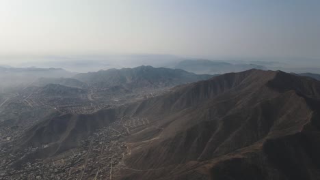 Ein-überblick-über-Die-Hügel-Und-Die-Stadt-Lima-Peru