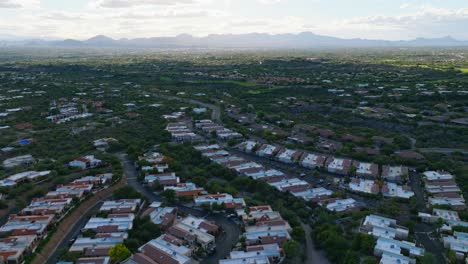 Southwestern-Suburbia,-Organized-Homes-in-Suburban-Neighborhood-of-Tucson-Arizona-with-Mountains-in-Background