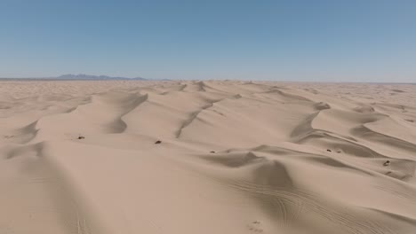 Endlose-Sandflächen,-Wüstendünen-An-Einem-Sonnigen-Tag,-Gesehen-Von-Der-Luftdrohne