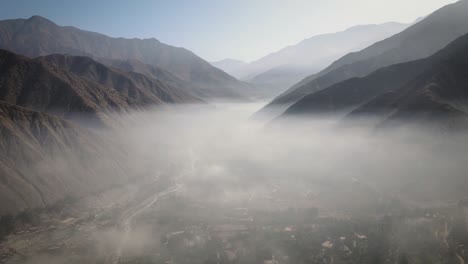Aufsteigende-Drohnenaufnahme-Eines-Grünen-Tals-Voller-Nebel-In-Den-Bergen-Von-Peru