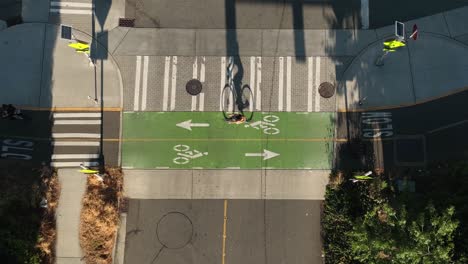Überkopfaufnahme-Von-Radfahrern,-Die-Auf-Einem-Ausgewiesenen-Radweg-In-Der-Innenstadt-Von-Seattle-Fahren