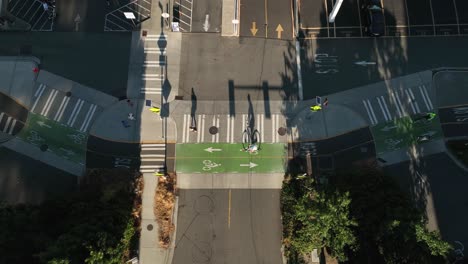 Weite-Ansicht-Von-Oben-Nach-Unten-Von-Radfahrern,-Die-Auf-Ausgewiesenen-Fahrradwegen-In-Seattle-Pendeln