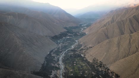 Una-Descripción-General-De-Un-Valle-Verde-Y-Un-Río-Con-Colinas-A-Un-Lado-En-Perú