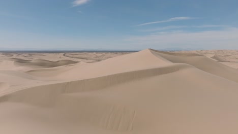 Sandige-Gipfel-Von-Wüstendünen,-Luftdrohnenaufnahmen-Von-Weiten-Sandwüsten