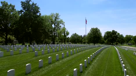 Crown-Hill-National-Cemetery,-Indianapolis,-Indiana.-Antenne-Nach-Hinten