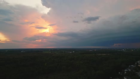 Orangefarbene-Pfirsich-Sonnenuntergangswolken-Mit-Schwenk-Nach-Rechts-Enthüllen-Gewitterblitze-In-Großen-Gewitterwolken-über-Stittsville