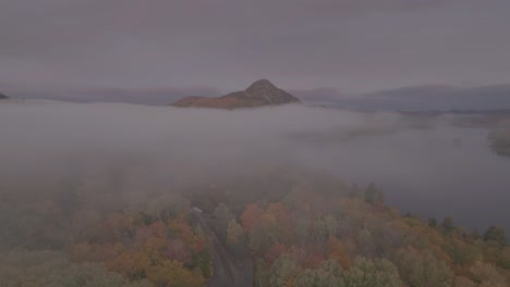 Straße-Verschwindet-In-Dichtem-Nebel,-Der-Zum-Borestone-Mountain-Piscataquis-County,-Maine-Führt