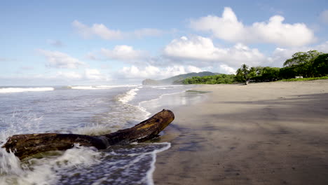 Zu-Fuß-Auf-Einem-Einsamen-Einsamen-Sandstrand-Im-Karibischen-Ozean-In-Costa-Rica-Verträumter-Paradiesischer-Ort