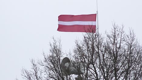 Lettische-Flagge-An-Feiertagen