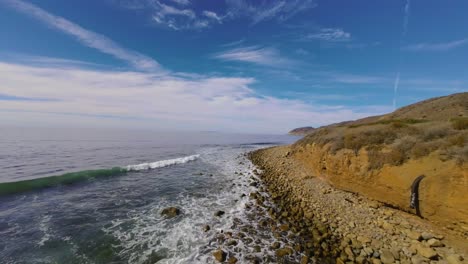 Imágenes-De-Drones-Sobre-Las-Olas-En-Malibu-Beach-California