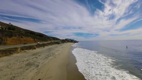 Imágenes-De-Drones-Sobre-Las-Olas-En-Malibu-Beach-California