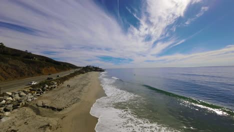 Drohnenaufnahmen-über-Der-Brandung-In-Malibu-Beach,-Kalifornien
