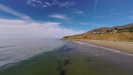 Drohnenaufnahmen-über-Der-Brandung-In-Malibu-Beach,-Kalifornien