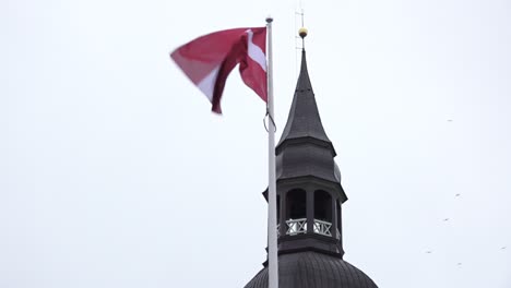 Lettische-Flagge-An-Feiertagen