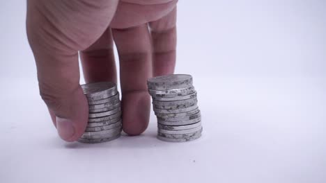 Hand-Bringt-Haufen-Münzen