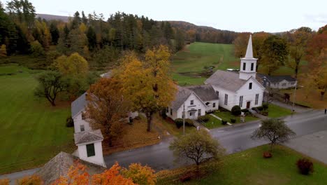 New-England-Herbstfärbung-In-East-Arlington,-Vermont-Mit-Kirche-Im-Hintergrund
