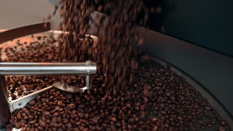 Eingießen-Von-Kaffeebohnen-In-Eine-Industrielle-Röstermaschine-Zum-Rösten-Und-Rühren