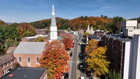 New-England-Herbstfarbe-Antenne-In-Springfield,-Vermont