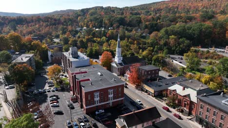 New-England-Aerial-Springfield-Vermont-Mit-Herbstfarben
