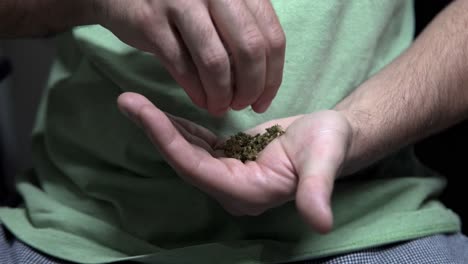 Nahaufnahme-Von-Menschenhänden,-Die-Medizinisches-Cannabis-Unkraut-Mahlen,-Um-Einen-Joint-Zu-Machen