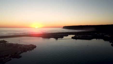 Einspielung-Eines-Fischereihafens-Mit-Sonnenuntergang-Am-Horizont