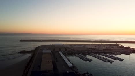 Aufnahme-Von-Booten,-Die-Während-Des-Sonnenuntergangs-In-Einem-Hafen-Vor-Anker-Liegen