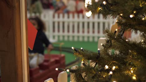 Verschwommene-Sicht-Auf-Kinder,-Die-Während-Der-Weihnachtszeit-Eine-Zugfahrt-Auf-Dem-Jahrmarkt-Genießen