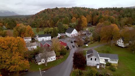 East-Arlington-Vermont-Im-Herbst-Mit-Herbstlicher-Blattfarbe