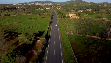 Coche-En-Carretera-Al-Pueblo-De-Mallorca