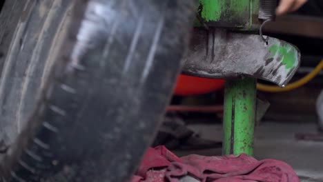 Process-removing-tire-from-the-rim