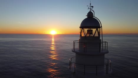 Nahaufnahme-Des-Leuchtturms-Mit-Sonnenaufgang-über-Dem-Meer