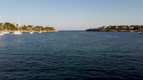 Tiefflug-über-Wasser-Im-Hafen-Von-Portopetro