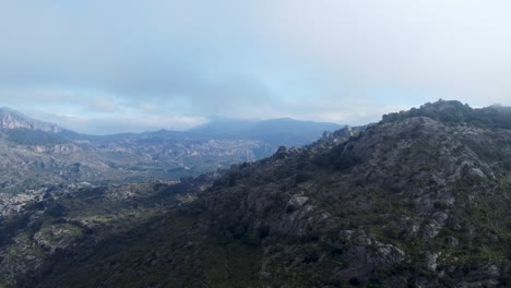 Blick-Auf-Die-Berge-Mit-Wolken-Auf-Mallorca
