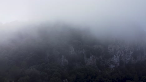 Fliegen-Durch-Die-Wolken-In-Den-Bergen