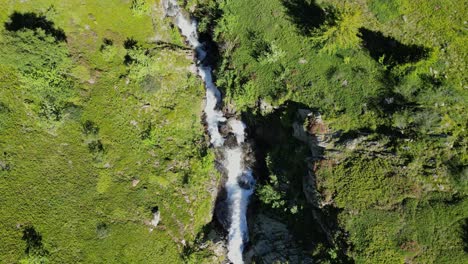 Strömender-Flusswasserfall-Im-Grünen-Tal-In-Den-Französischen-Alpen---Antenne-Von-Oben-Nach-Unten