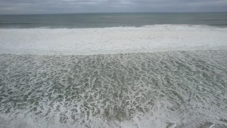 Meereswellen-Am-Einsamen-Strand-An-Sonnigen-Tagen