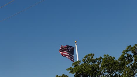 Bandera-Americana-Ondeando-En-La-Brisa