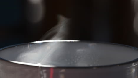 Dampf-Entweicht-Aus-Einer-Tasse-Heißen-Tees,-Weiße-Partikel-Verdampfen