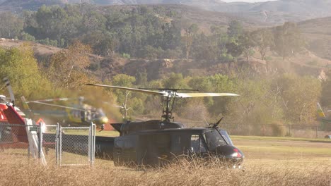 Helicóptero-Volando-Sobre-Campo-Vacío